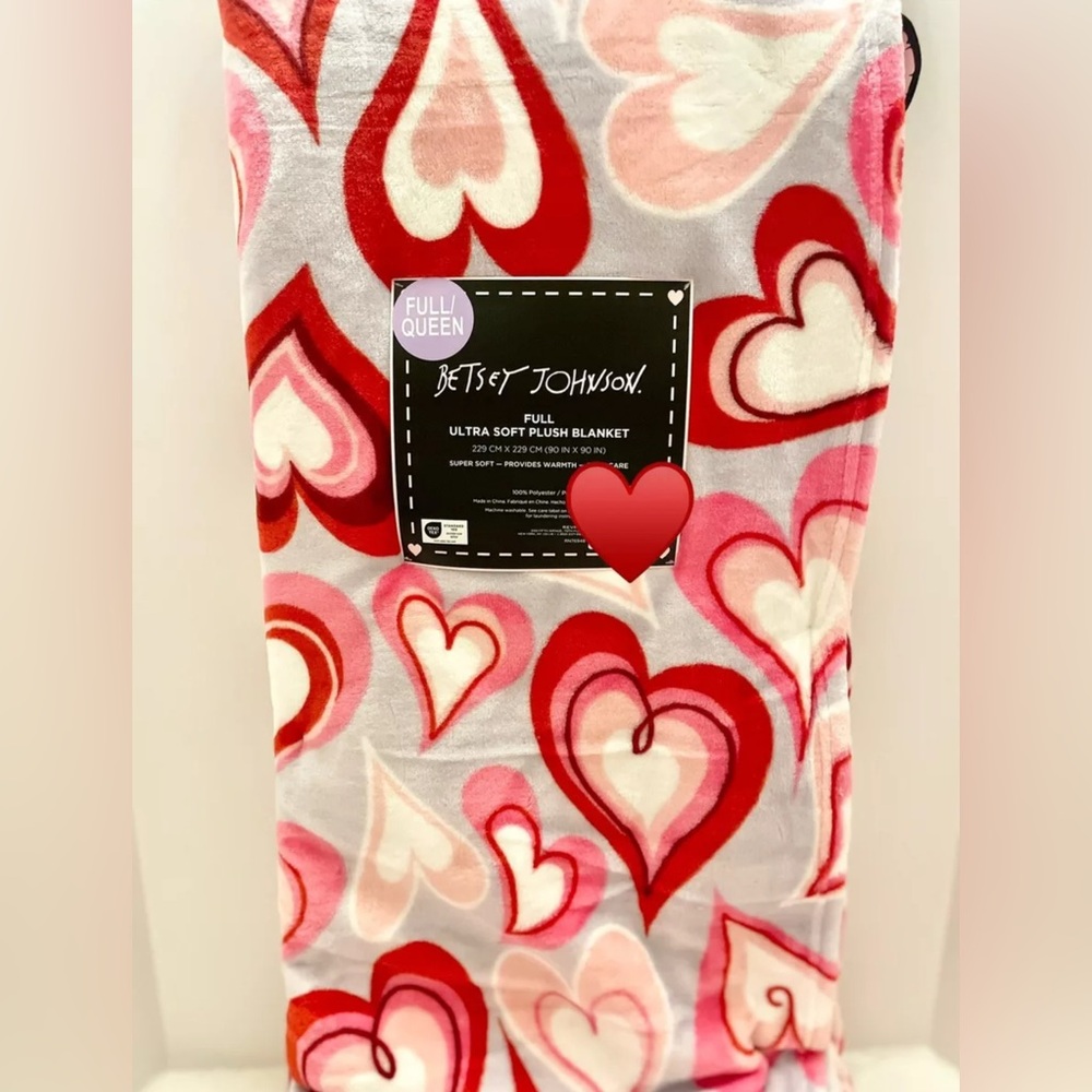 Betsey Johnson Valentines Heart Ultra Soft Plush Full Queen blanket. Brand new!